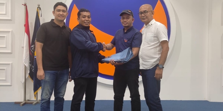 Salinan berkas kelengkapan diterima oleh Mulyadi Muhammad pengurus DPW NasDem Aceh, Senin (7/11/2022). (Dok. DPD NasDem Banda Aceh).