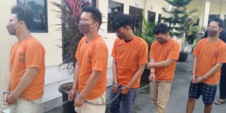 Lima tersangka kasus penganiayaan berujung kematian terhadap seorang pelajar berinisial F (16) di Kecamatan Medan Sunggal, Kota Medan, Sumatera Utara. ANTARA/Nur Aprilliana Br Sitorus.