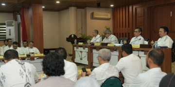 Sekretaris Daerah Aceh, Bustami, memberikan arahan saat membuka Rapat Koordinasi Tindak Lanjut Hasil Pertemuan dengan Tim KPK-RI, di Gedung Serbaguna Setda Aceh, Banda Aceh, Jumat (18/11/2022). (Dok. Humas Aceh)