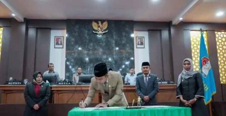 Pj Bupati Nagan Raya, Provinsi Aceh, Fitriany Farhas (kanan) didampingi Pimpinan DPRK Nagan Raya menyaksikan penandatanganan naskah pengesahan APBK Nagan Raya Tahun 2023 dalam sidang paripurna di gedung DPRK setempat, Sabtu (26/11/2022) jelang tengah malam. (ANTARA/HO)