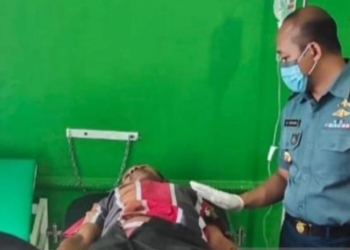 Satu korban penembakan OTK di kampung Mandopi Manokwari Utara mendapatkan pengobatan medis di Rumah Sakit TNI AL dr.Azhar Zahir Manokwari, Papua Barat, Rabu (23/11/2022). ANTARA/Hans AK