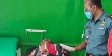 Satu korban penembakan OTK di kampung Mandopi Manokwari Utara mendapatkan pengobatan medis di Rumah Sakit TNI AL dr.Azhar Zahir Manokwari, Papua Barat, Rabu (23/11/2022). ANTARA/Hans AK