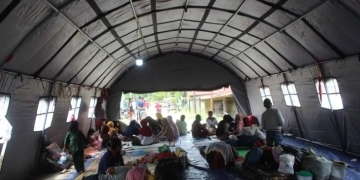 Puluhan kepala keluarga/KK warga Dusun Al Ikhsan, Desa Kota Lintang, Kecamatan Kuala Simpang menempati tenda pengungsian yang didirikan BPBD Aceh Tamiang di Simpang Tiga ruas jalan dusun tersebut akibat terendam banjir luapan sungai, Selasa (1/11/2022). ANTARA/Dede Harison