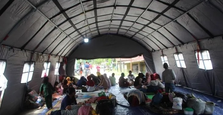 Puluhan kepala keluarga/KK warga Dusun Al Ikhsan, Desa Kota Lintang, Kecamatan Kuala Simpang menempati tenda pengungsian yang didirikan BPBD Aceh Tamiang di Simpang Tiga ruas jalan dusun tersebut akibat terendam banjir luapan sungai, Selasa (1/11/2022). ANTARA/Dede Harison