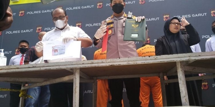 Kepala Kepolisian Resor Garut AKBP Wirdhanto Hadicaksono menunjukkan barang bukti dan tersangka dalam kasus penipuan bisa meloloskan masuk Akpol saat jumpa pers di Polres Garut, Jawa Barat, Rabu (16/11/2022). (ANTARA/Feri Purnama)