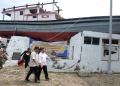 Pj Wali Kota Banda Aceh Bakri Siddiq (kemeja putih) saat meninjau situs tsunami kapal di atas rumah, di Banda Aceh, Senin (7/11/2022) (ANTARA/HO/Humas Pemko Banda Aceh)