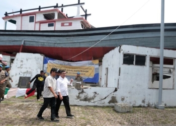 Pj Wali Kota Banda Aceh Bakri Siddiq (kemeja putih) saat meninjau situs tsunami kapal di atas rumah, di Banda Aceh, Senin (7/11/2022) (ANTARA/HO/Humas Pemko Banda Aceh)