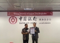 Country Manager BOC (Hong Kong) Limited Jakarta Branch Zhang Chao menyerahkan donasi secara simbolis kepada PMI yang diterima langsung Ketua Bidang Dana dan Prasarana PMI Pusat Johnny Darmawan pada Senin, (28/11/2022). Antara/HO/Humas PMI Pusat