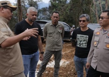 Dirreskrimsus Polda Aceh Kombes Sony Sonjaya bersama Kepala Dinas Lingkungan Hidup dan Kehutanan Aceh A. Hanan dan beserta Tim, saat melakukan patroli di kawasan lintas Jantho-Lamno, Kamis (17/11/2022). (Dok. Humas Aceh).