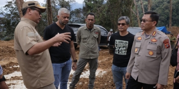 Dirreskrimsus Polda Aceh Kombes Sony Sonjaya bersama Kepala Dinas Lingkungan Hidup dan Kehutanan Aceh A. Hanan dan beserta Tim, saat melakukan patroli di kawasan lintas Jantho-Lamno, Kamis (17/11/2022). (Dok. Humas Aceh).