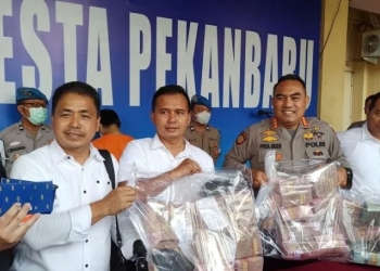 Aparat Polresta Pekanbaru saat pengungkapan kasus bandar narkoba internasional. ANTARA/Annisa Firdausi.