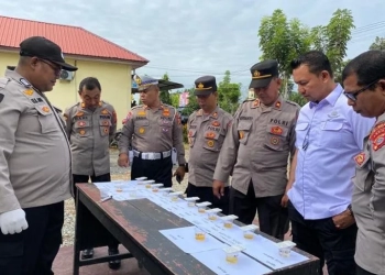 Polisi memperhatikan hasil tes urine di Mapolres Aceh Utara, Kamis (3/11/2022). ANTARA/HO/Dok Polres Aceh Utara