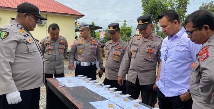 Polisi memperhatikan hasil tes urine di Mapolres Aceh Utara, Kamis (3/11/2022). ANTARA/HO/Dok Polres Aceh Utara