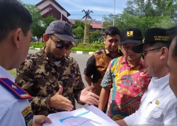 Wali Kota Banda Aceh Bakri Siddiq (kemeja putih) saat meninjau lokasi rencana pembangunan fly over dan under pass, di Banda Aceh, Kamis (17/11/2022) (ANTARA/Rahmat Fajri)
