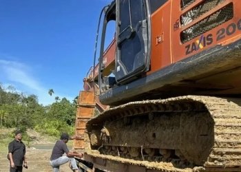 Alat berat disita pada penangkapan terduga pelaku penambangan ilegal di kawasan Beutong, Kabupaten Nagan Raya, Aceh, Rabu (9/11/2022). (ANTARA/HO/Dok Satreskrim Polres Nagan Raya)