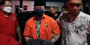 Tersangka kasus peredaran narkoba Irjen Pol Teddy Minahasa (tengah) berjalan menuju ruang tahanan usai menjalani pemeriksaan di Polda Metro Jaya, Jakarta, Selasa (25/10/2022). ANTARA FOTO/Reno Esnir/foc.