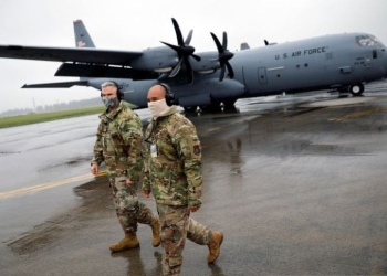 Arsip - Tentara AS yang mengenakan masker terlihat di depan pesawat angkut C-130 selama latihan militer di tengah wabah COVID-19 di Pangkalan Angkatan Udara AS Yokota di Fussa, di pinggiran Tokyo, Jepang, Mei 2020. (ANTARA/Reuters/Issei Kato/as)