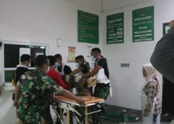 Personel TNI Angkatan Darat tengah membantu korban gempa bumi bermagnitudo 5,6 di Kabupaten Cianjur, Jawa Barat, Senin (21-11-2022). ANTARA/HO-Dispenad