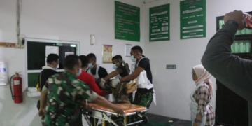 Personel TNI Angkatan Darat tengah membantu korban gempa bumi bermagnitudo 5,6 di Kabupaten Cianjur, Jawa Barat, Senin (21-11-2022). ANTARA/HO-Dispenad