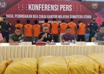 Kabid Penindakan dan Penyidikan Bea dan Cukai Kanwil Sumut Achmad Fatoni (nomor 3 dari kiri) menyampaikan kasus penindakan rokok ilegal dan penyelundupan pakaian bekas. (Foto:ANTARA/HO)
