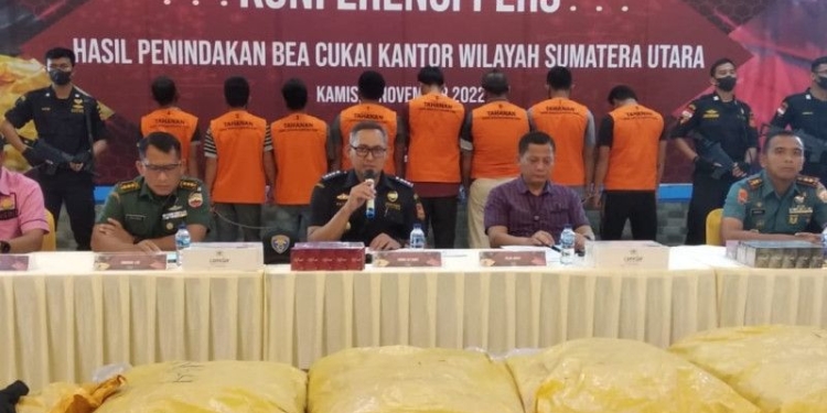 Kabid Penindakan dan Penyidikan Bea dan Cukai Kanwil Sumut Achmad Fatoni (nomor 3 dari kiri) menyampaikan kasus penindakan rokok ilegal dan penyelundupan pakaian bekas. (Foto:ANTARA/HO)