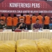 Kabid Penindakan dan Penyidikan Bea dan Cukai Kanwil Sumut Achmad Fatoni (nomor 3 dari kiri) menyampaikan kasus penindakan rokok ilegal dan penyelundupan pakaian bekas. (Foto:ANTARA/HO)