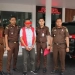 Tim penyidik Kejaksaan Negeri Aceh Jaya membawa Tersangka MJ untuk dilakukan penahanan, Kamis (3/11/2022) ((ANTARA/HO/dok Kejari Aceh Jaya)