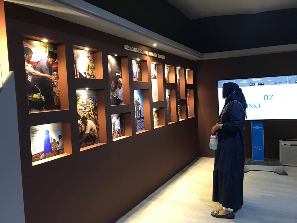 Pengunjung mengamati barang Pameran Memori Helsinki di Museum Tsunami Aceh, Senin (7/11/2022). (Dok. Disbudpar Aceh).
