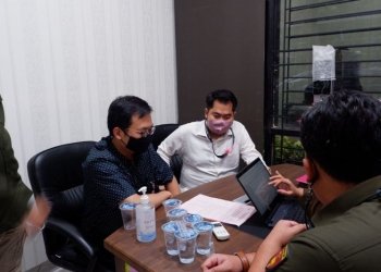 HA, Direktur PT Arka Jaya Mandiri (berbaju kemeja hitam) memeriksa dokumen saat penetapan tersangka di ruang pemeriksaan Jampidsus Kejaksaan, Jakarta, Selasa (8/11/2022) (ANTARA/HO-Puspenkum Kejaksaan Agung)
