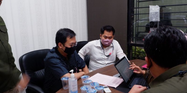 HA, Direktur PT Arka Jaya Mandiri (berbaju kemeja hitam) memeriksa dokumen saat penetapan tersangka di ruang pemeriksaan Jampidsus Kejaksaan, Jakarta, Selasa (8/11/2022) (ANTARA/HO-Puspenkum Kejaksaan Agung)