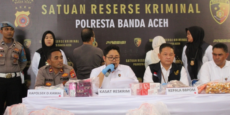 Konferensi pers di Mapolresta Banda Aceh kasus pengungkapan kosmetik ilegal, Senin (14/11/2022). (Dok. Polresta Banda Aceh)