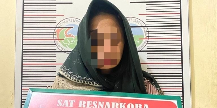 E (28) seorang wanita asal Kecamatan Seunuddon, Aceh Utara tersangka penyalahgunaan narkoba jenis sabu. (Dok. Polresta Lhokseumawe)
