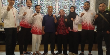 Foto bersama para atlet dan pelatih anggar Aceh dengan Ketua Harian KONI Aceh dan Ketua Umum IKASI Aceh. (Dok. KONI Aceh).