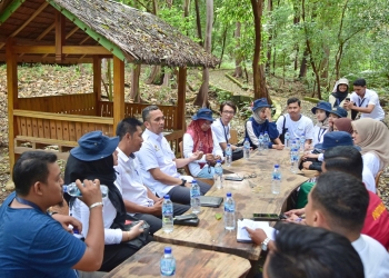 Wali Kota Sabang promosikan Jaboi pada Tim Eksplorasi Influencer Aceh di Gampong Jaboi, Kecamatan Sukajaya, Rabu (16/11/2022) sore.