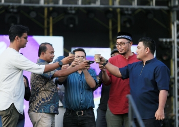 Kadisbudpar Aceh Almuniza Kamal minum kopi bersama pada Event Journey Coffee di Taman Sulthanah Safiatuddin, Banda Aceh, Jumat (18/11/2022). (Dok. Disbudpar Aceh).