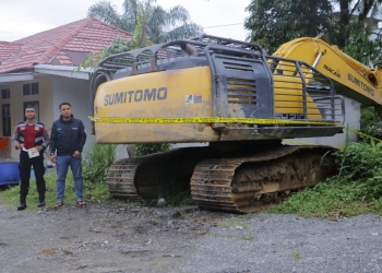 Alat berat jenis ekskavator diamankan pihak kepolisian, kasus tambang emas ilegal di Aceh Barat. (Dok. Polisi)