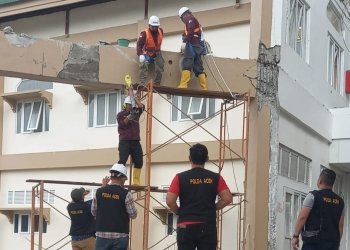 Ahli kontruksi bangunan mengambil sampel tulangan dan core drill pada beton RS Regional Aceh Tengah, Minggu (20/11/2022). (Dok. Polisi)