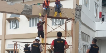 Ahli kontruksi bangunan mengambil sampel tulangan dan core drill pada beton RS Regional Aceh Tengah, Minggu (20/11/2022). (Dok. Polisi)
