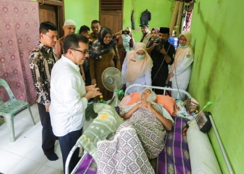 Pj Wali Kota dan Ketua DPRK Banda Aceh sambangi rumah lansia duafa di Gampong Blang Cut, Kecamatan Lueng Bata, Senin (21/11/2022). (Dok. Ist)