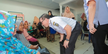 Penjabat Wali Kota Banda Aceh Bakri Siddiq berdialog dengan salah satu penerima (BLT-BBM) di Kantor Pos Kuta Alam, Rabu (23/11/2022). (Dok. Humas Kota Banda Aceh)