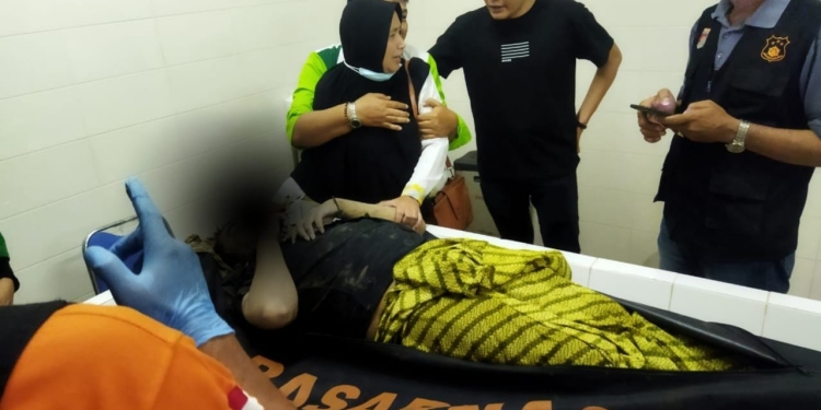 Jenazah Alif Zikri (20), Mahasiswa, warga Lamgapang, Krueng Barona Jaya, Aceh Besar ditemukan oleh masyarakat mengapung di perairan Krueng Aceh, Senin (28/11/2022) sore. (Dok. Polisi)