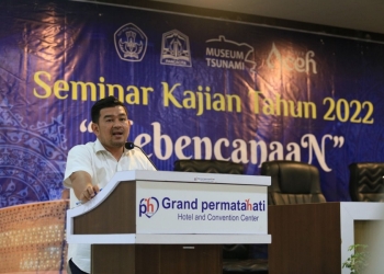 Kepala Dinas Kebudayaan dan Pariwisata (Disbudpar) Aceh, Almunizal Kamal, saat menjadi narasumber pada acara seminar kajian kebencanaan, Rabu (5/10/2022). Acara yang digelar oleh UPTD Museum Tsunami Aceh itu, diikuti oleh mahasiswa dari berbagai kampus di Banda Aceh. (Dok. DIsbudpar Aceh)