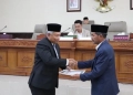 Sekda Aceh Tengah Subhandhy menyerahkan rancangan Qanun APBK Aceh Tengah Tahun 2023 kepada Wakil Ketua DPRK Aceh Tengah Ansari dalam Sidang Paripurna di DPRK setempat, Selasa (29/11/2022). (ANTARA/HO-Prokopim Setdakab Aceh Tengah.)