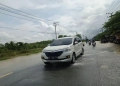 Salah satu kenderaan melintas melewati banjir di jalan negara lintas provinsi hingga membuat kendaran tidak bisa lewat di Aceh Tamiang, Kamis (3/11/2022) ANTARA/HO