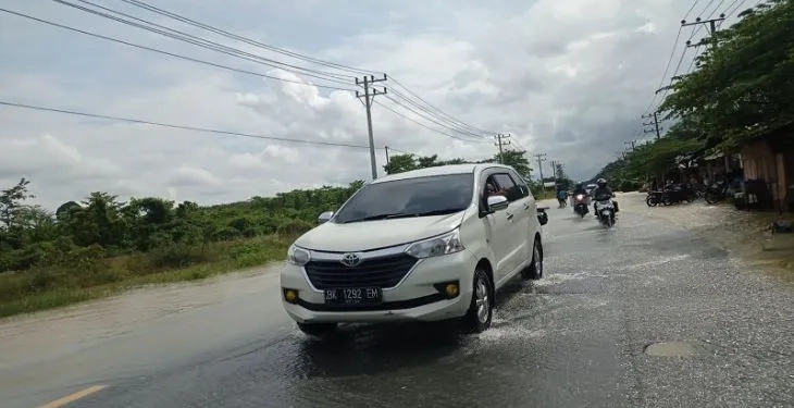 Salah satu kenderaan melintas melewati banjir di jalan negara lintas provinsi hingga membuat kendaran tidak bisa lewat di Aceh Tamiang, Kamis (3/11/2022) ANTARA/HO