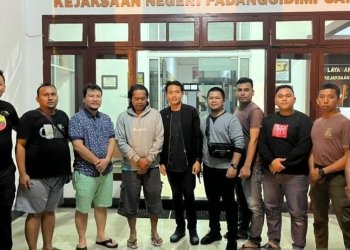 Tim tangkap buron gabungan intelijen Kejaksaan Agung, Kejaksaan Tinggi Sumatera Selatan, Kejaksaan Negeri Muba, menangkap tersangka dugaan korupsi penggelapan gaji dan tunjangan penghasilan Aperatur Sipil Negara Kantor Camat Lalan, Musi Banyuasin, di Jalan Perintis Kemerdekaan, Kota Padang Sidempuan, Sumatera Utara, Rabu (16/11/2022) malam. (ANTARA/HO-Penkum Kejati Sumsel)