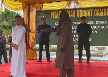 Terpidana judi online menjalani hukuman cambuk di halaman Kantor Kejaksaan Negeri Aceh Utara, Selasa (29/11/2022). ANTARA/HO/Dok-Kejari Aceh Utara