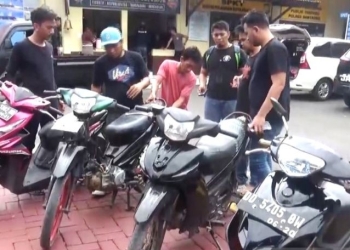 Tiga pelaku mempraktekkan pencurian kendaraan bermotor kepada petugas usai di tangkap di Bantaeng, di halaman kantor Polrestabes Makassar, Sulawesi Selatan. ANTARA/Darwin Fatir.