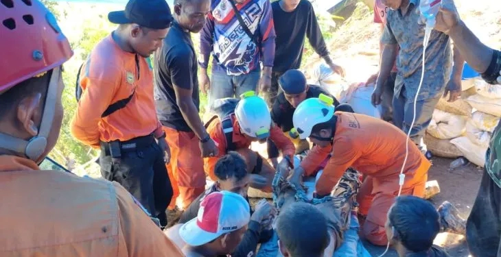 TIM Basarnas dan pihak lainnya berhasil membantu warga Aceh Jaya yang tertimpa longsor saat mencari emas di Gunung Hujan atau Kem III Desa Panggong Kecamatan Krueng Sabee Aceh Jaya, Rabu (23/11/2022) (ANTARA/Arif Hidayat)