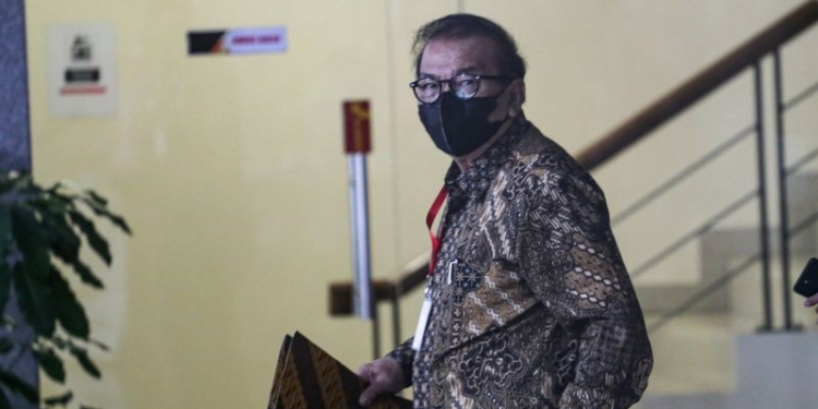 Mantan Gubernur Jawa Timur Soekarwo tiba untuk menjalani pemeriksaan di Gedung KPK Jakarta, Selasa (8/11/2022). (ANTARA FOTO/Fauzan/foc)